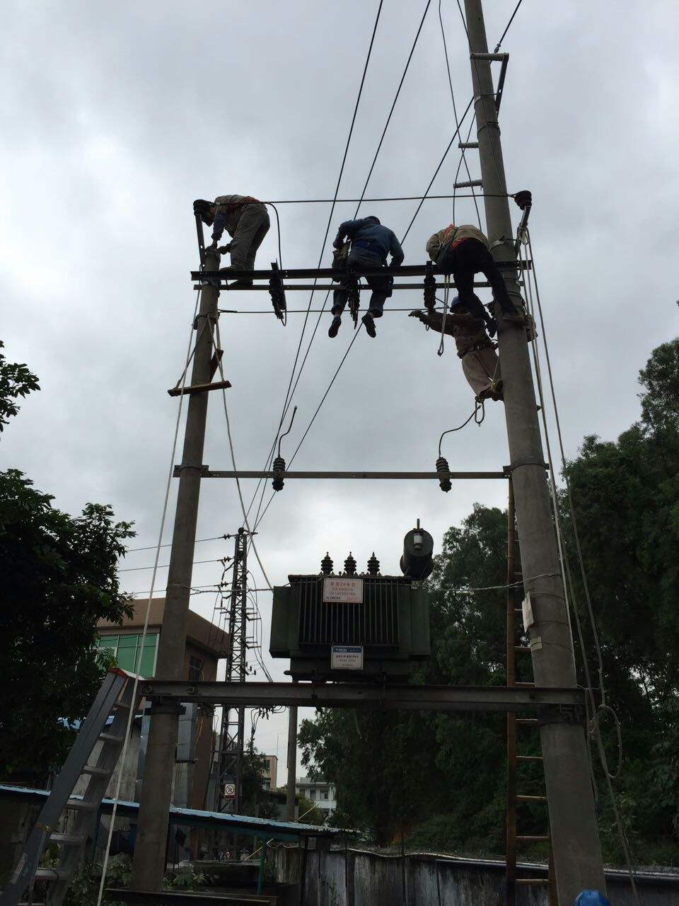 正在進(jìn)行農(nóng)村變壓器的改造工作 正在進(jìn)行農(nóng)村變壓器的改造工作